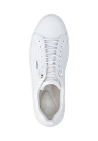 Weißer Ledersneaker mit weißen Schnürsenkeln, gebrandeter Zunge und Seitenlogo, gepolsterter Innensohle und rundem Zehendesign, von oben betrachtet.
