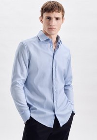 Lichtblauwe button-up shirt van gladde stof, met een klassieke kraag, voor knopen en lange mouwen met keurig afgewerkte manchetten.