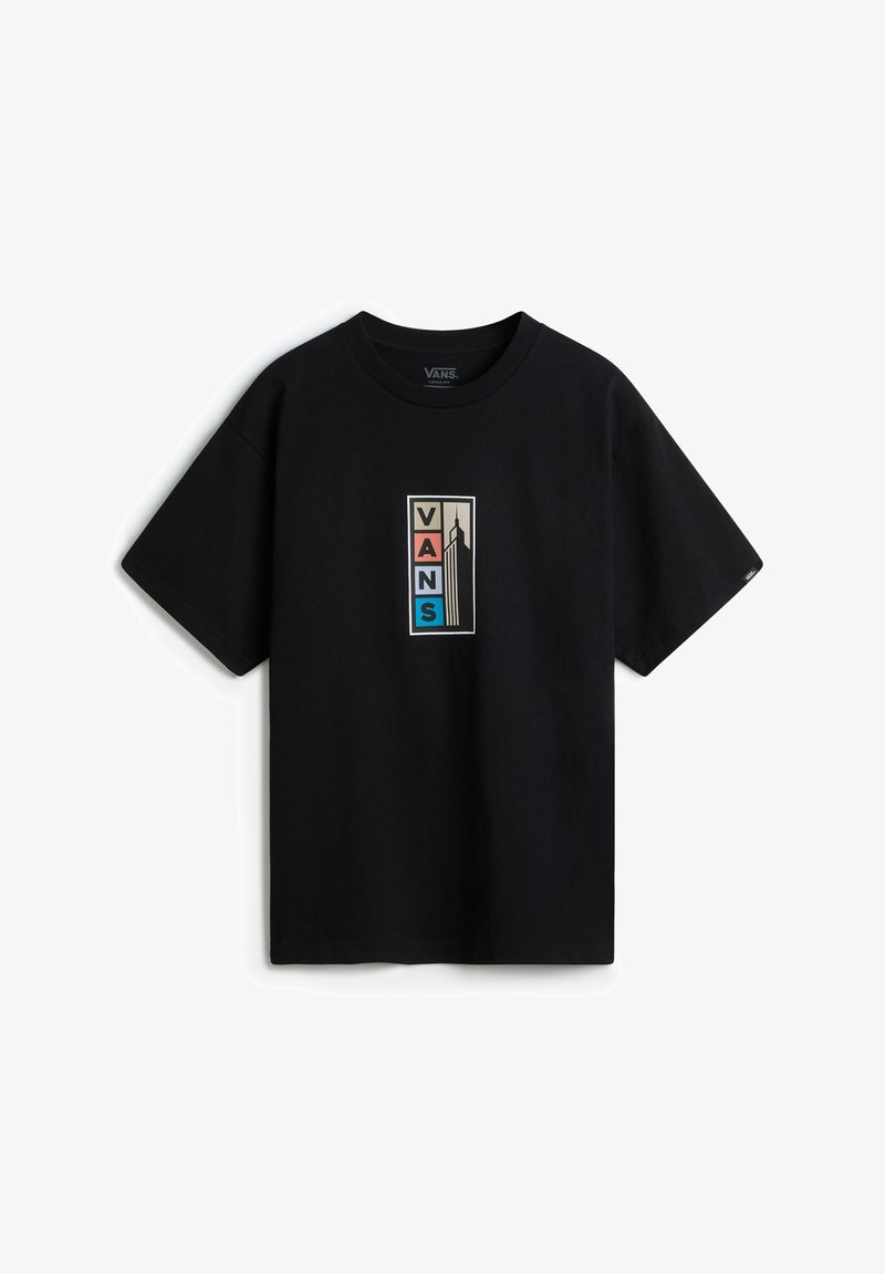 Musta puuvillainen t-paita, jossa on suorakulmainen graafinen kuva, jossa lukee "VANS" beigeillä, punaisilla ja sinisillä väreillä sekä kaupunkisilhuetti.
