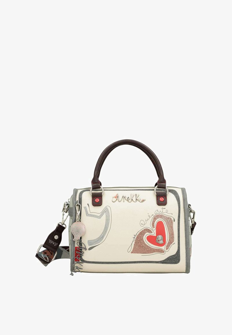 Borsa a tracolla crema con manici marroni, caratterizzata da motivi a forma di cuore in rosso e grigio, cuciture decorative e una tracolla removibile.