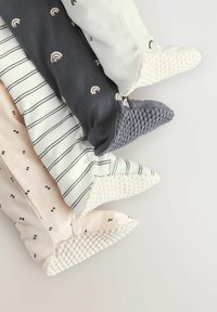 Jouets en tissu doux dans des teintes pastel. Présente des motifs comme des arcs-en-ciel, des rayures et des pois. Les extrémités texturées offrent des surfaces de préhension.