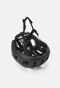 Casco negro con un diseño aerodinámico, que presenta múltiples aberturas de ventilación, correas ajustables y un interior texturizado para mayor comodidad.