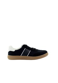 Juodi žemo profilio sportbačiai su balta kulno dalimi, juodais raišteliais, baltais šoninėmis juostelėmis ir guminiu padu.