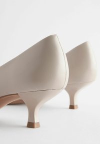 Next FOREVER COMFORT KITTEN HEEL COURT  REGULAR/WIDE FIT - Klasické lodičky na opätku - bone