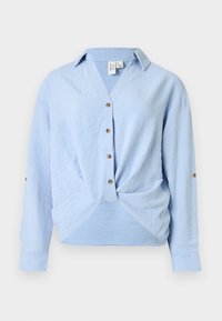 Blouse bleu clair à manches longues avec col, boutons marron sur le devant et détail d'un nœud torsadé à l'ourlet.