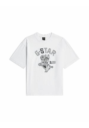 Weißes T-Shirt mit kurzen Ärmeln mit einer Grafik einer mechanischen Hand und "G-STAR 9.89" in Schwarz vorne aufgedruckt.