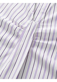 Tessuto bianco con righe verticali viola, caratterizzato da una superficie liscia e una leggera lucentezza. Il design include un dettaglio a nodo al centro.