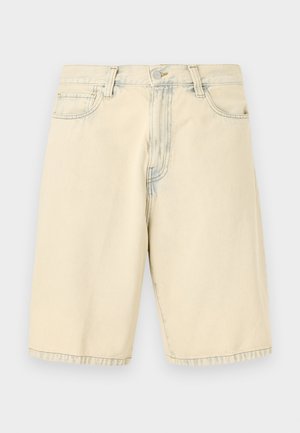 Beige denim shorts met een knoop- en ritssluiting aan de voorkant, riemlussen en twee zakken aan de voorkant, plat liggend op een witte achtergrond.