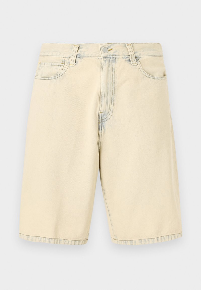 Beige denimshorts med knap- og lynlås foran, bæltestropper og to forlommer, vist fladt på en hvid baggrund.