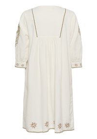 Lang hvid tekstureret kjole med trekvartlange ærmer, brun dekorativ syning på ærmer, kant og blomsterbroderi på manchetter og nederst.