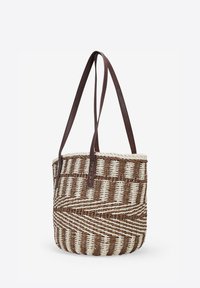 Borsa tote intrecciata con righe alternate marroni e crema, dotata di due manici in pelle marrone e una base circolare.