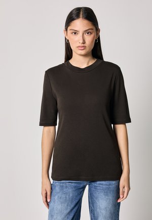 T-shirt à manches courtes marron foncé avec un col rond, fabriqué en coton doux. Présente une coupe décontractée et des détails de couture minimalistes.
