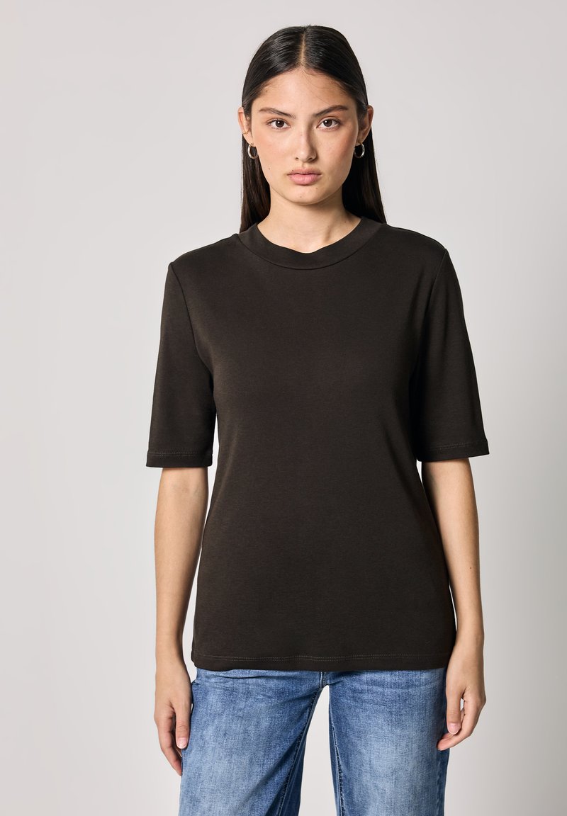 Maglietta a maniche corte marrone scuro con scollo rotondo, realizzata in morbido cotone. Presenta una vestibilità comoda e dettagli di cucitura minimi.