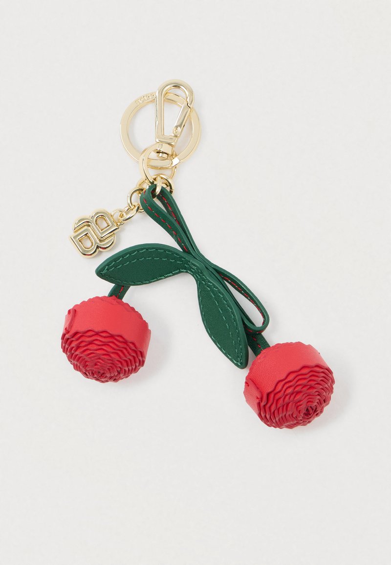 Μπρελόκ με δύο κόκκινες υφασμάτινες σχήματα κερασιού και πράσινα δερμάτινα φύλλα προσαρτημένα σε μια χρυσή αλυσίδα και κλιπ.