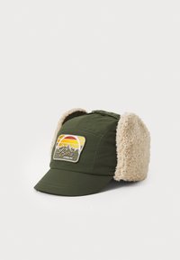 Grønn hatt med myke kremfargede øreflapper kledd i pels, med en flerfarget lapp med fjell og sol. Holdbart stoff, buet skygge.