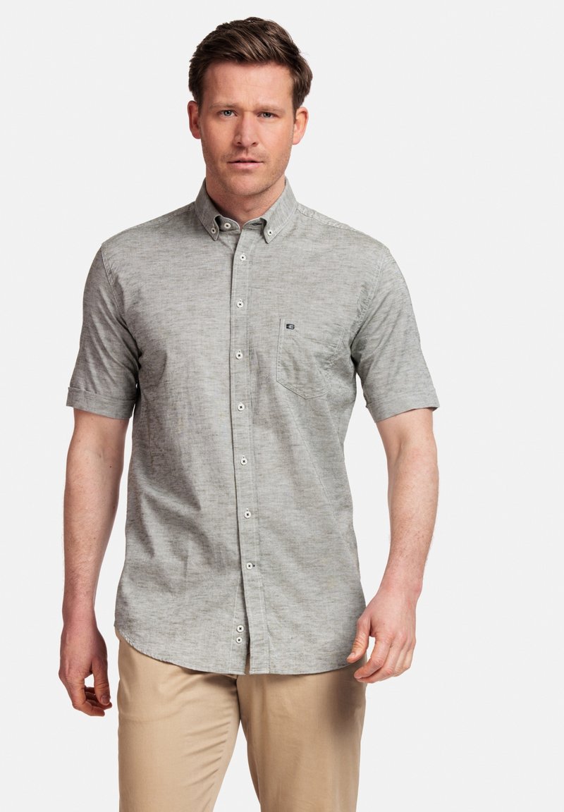 Korte mouw button-up shirt in lichtgrijze stof, met een subtiele textuur en een borstzak met een logo accent.