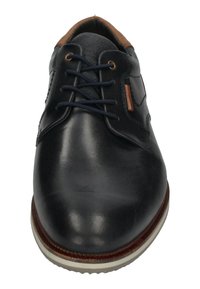 Scarpa in pelle nera con lacci, rifinitura liscia, accenti marroni, lacci blu e suola bianca a contrasto. Include cuciture decorative.
