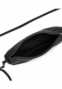 Borsa a pochette nera in pelle con chiusura a zip, design piatto, tracolla removibile e interno testurizzato. Sono visibili due scomparti.