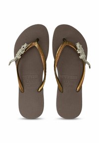 Brązowe klapki z teksturowaną podeszwą. Posiadają metaliczne brązowe paski i srebrny akcent w postaci krokodyla na prawym pasku.