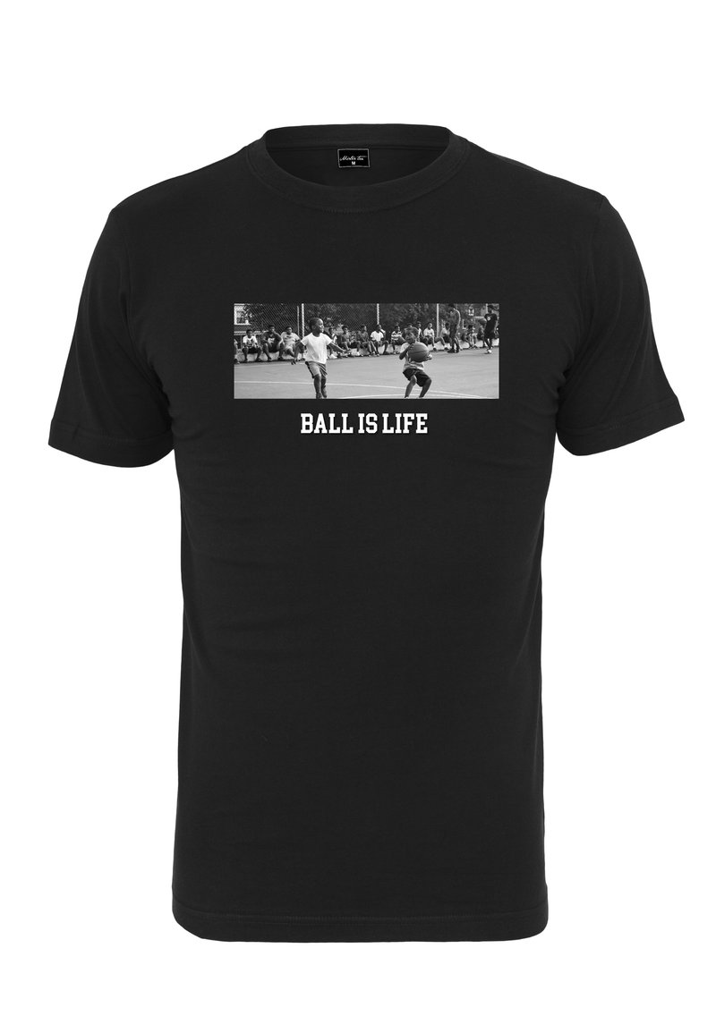 Černé tričko s krátkým rukávem se vodorovným šedým obrázkem dvou dětí, které hrají basketbal, s textem "BALON JE ŽIVOT" pod ním.