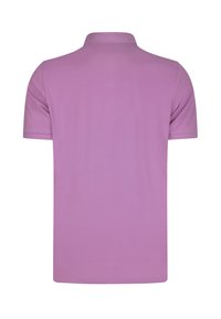 Lila Polohemd mit kurzen Ärmeln und klassischem Kragen. Glattes, weiches Material mit einem klaren, schlichten Design und geradem Saum.