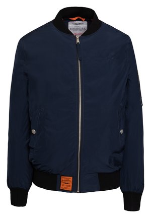 Chaqueta bomber navy con cierre delantero, cuello y puños acanalados negros, bolsillos laterales, interior naranja y una etiqueta en la parte inferior izquierda.