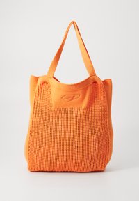 Geantă de umăr din tricot de culoare portocalie, cu mânere duale, având o suprafață texturată și un detaliu logo proeminent pe față.