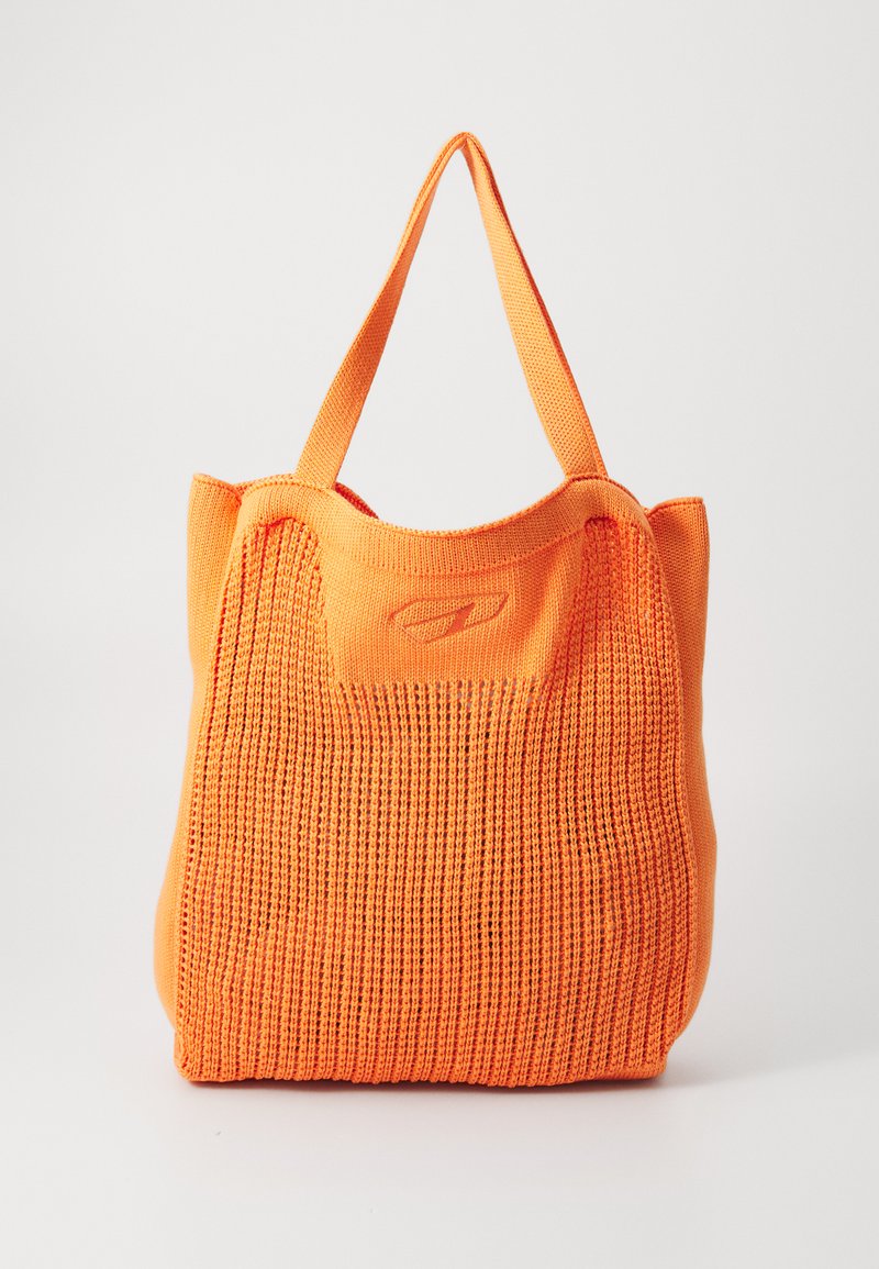 Saco de malha laranja com alças duplas, apresentando uma superfície texturizada e um detalhe do logo em destaque na frente.