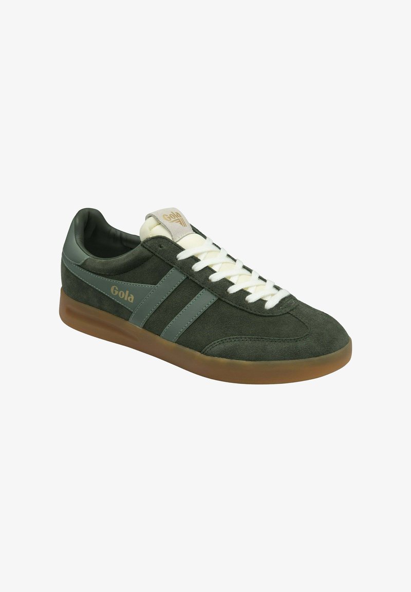 Donkergroen suède sneaker met lichtgroene strepen, witte veters, bruine zool en het "Gola"-logo aan de zijkant en op de tong.