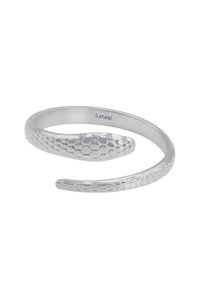 Bracciale cuff in metallo argentato a forma di serpente, con scaglie testurizzate e una finitura liscia. Design aperto con accenti a motivo esagonale.