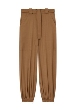 Pantalones marrones, ajustados en el tobillo, con bolsillos laterales y un cinturón a juego. Fabricados en una tela suave y ligera.