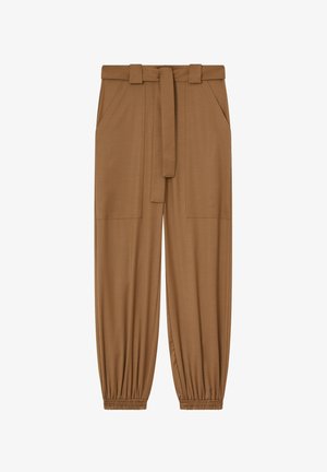 Pantalones marrones, ajustados en el tobillo, con bolsillos laterales y un cinturón a juego. Fabricados en una tela suave y ligera.