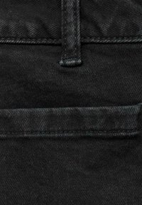 Tissu en denim noir avec un design de poche plate, des coutures contrastées et une texture lisse, soulignant son apparence contemporaine et discrète.