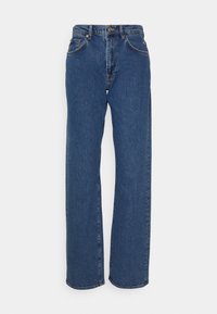 Jeans de mezclilla azul con un diseño de pierna recta, que cuentan con un cierre de cremallera, cierre de botón y estilo de cinco bolsillos. Tejido duradero con una textura sutil.