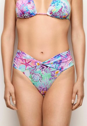Bikinitrendi, jossa on kolmiotuinen yläosa ja korkeavyötäröiset alaosat. Materiaalissa on värikäs merellinen kuvio, jossa on simpukoita ja koralleja.