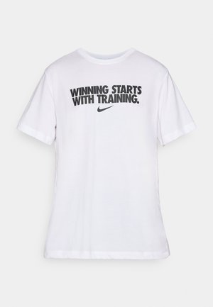 Camiseta de algodón blanca con el texto negro "LA VICTORIA EMPIEZA CON EL ENTRENAMIENTO." y un pequeño logotipo de Nike debajo. Cuello redondo y mangas cortas.