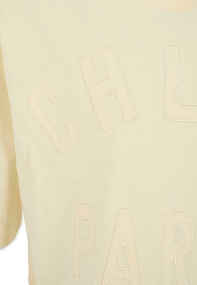 Lichtgele katoenen t-shirt met verhoogde, gestikte letters die "CHLOE PARIS" vormen. De stof heeft een gladde textuur en een ronde hals.