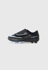 Crampons de football noirs avec une surface texturée, présentant un accent bleu clair et un design sans lacets. Comprend des crampons moulés noirs pour l'accroche.