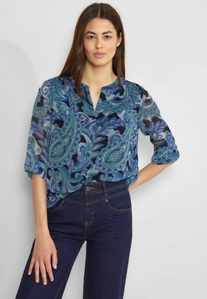 Blaue und grüne Bluse mit Paisleymuster, V-Ausschnitt und lockerer Passform, mit Dreiviertelärmeln und leichtem, transparentem Stoff.