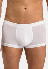 Weiße Baumwoll-Boxershorts mit glatter Textur, figurbetontem Schnitt und elastischem Bund. Verfügen über eine konturierte Tasche für zusätzlichen Halt.