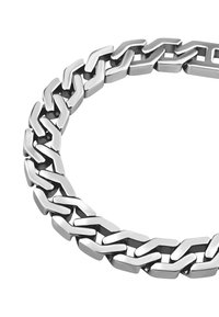 Primo piano di un bracciale in argento lucidato con ampi anelli piatti interconnessi su uno sfondo bianco.