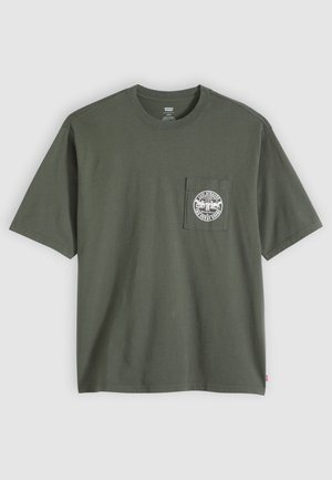 Tamsiai žalia medvilninė marškinėliai su apvaliu kaklu, trumpomis rankovėmis ir krūtinės kišene, ant kurios baltai pavaizduotas apvalus logotipas.