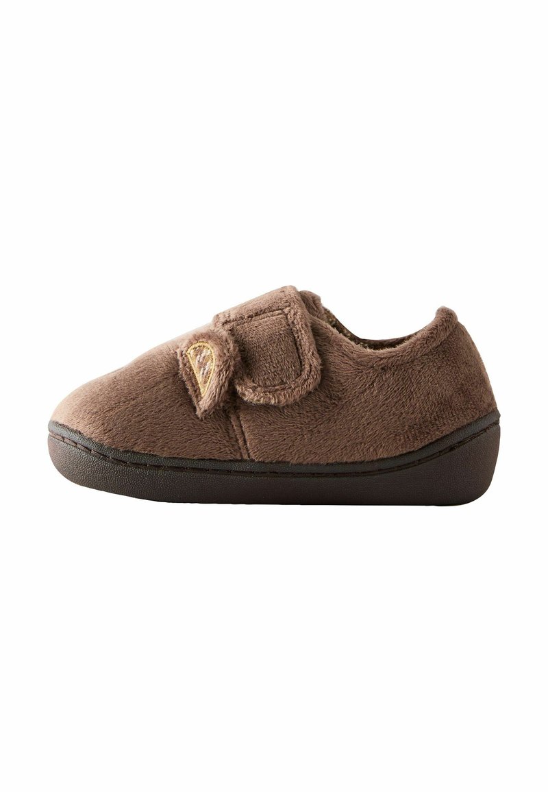 Chaussons en polaire marron avec une fermeture à bande velcro, bout arrondi et surface texturée ; semelle en caoutchouc noire pour la stabilité.