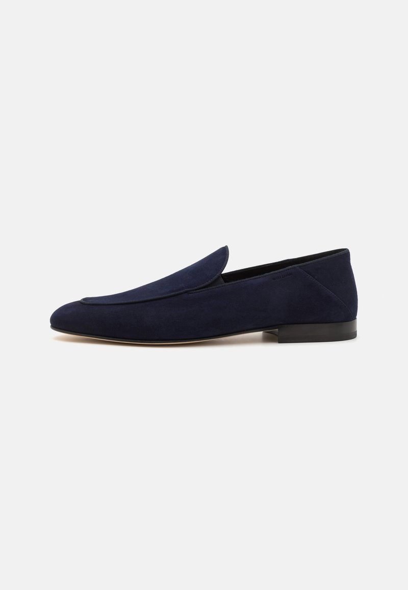 Mocasini din nubuc albastru marin cu o finisare netedă, formă elegantă, toc din cauciuc mic și vârf rotunjit; au un design minimalist, fără elemente metalice vizibile.