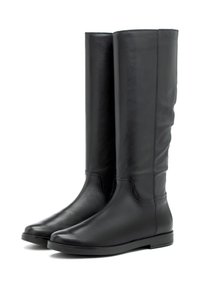 Knee-high, czarne skórzane botki o gładkiej fakturze, okrągłym nosku, płaskiej podeszwie i minimalnych detalach przeszycia po bokach.