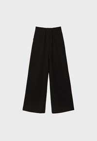 Czarne spodnie o szerokich nogawkach z elastycznym paskiem, wykonane z miękkiego materiału. Charakteryzują się luźnym krojem i sięgają kostek, mają minimalne detale.