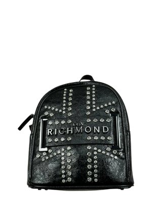 Zaino in pelle nera con borchie d'argento disposte a formare una bandiera Union Jack e il nome "John Richmond" su una cinghia centrale.