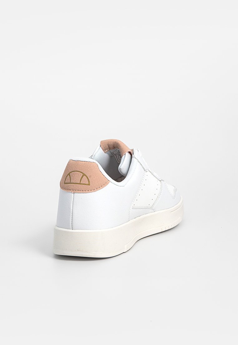 Sneaker bianca con linguetta beige e logo semicircolare dorato, design a basso profilo e suola in gomma bianca su uno sfondo chiaro.