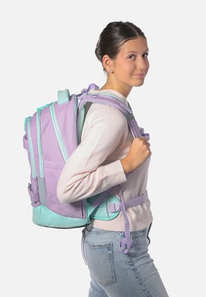 Zaino lilac e turchese con spallacci regolabili, tasche frontali e cintura in vita. Realizzato in tessuto resistente, presenta una forma rettangolare.