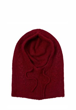 Capuche en tricot rouge profond avec cordons, conçue pour couvrir la tête et le cou afin de garder la chaleur.